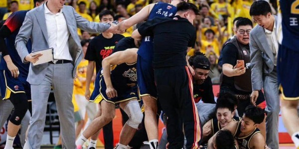 杜锋阴阳发言被媒体人批评，杜锋盛赞张皓嘉，张皓嘉被球迷喊MVP
